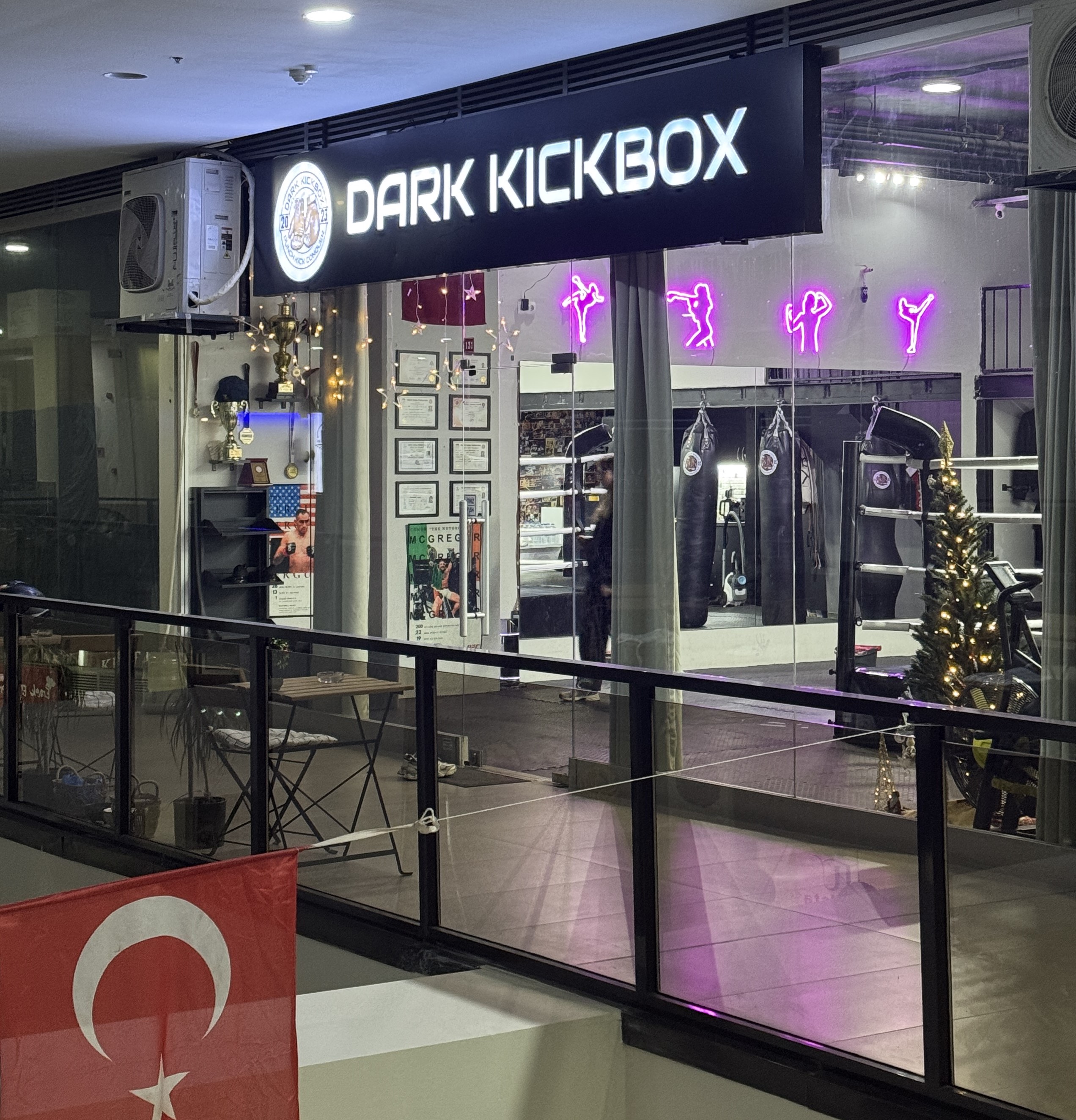 Kickboks antrenmanı yapan sporcular